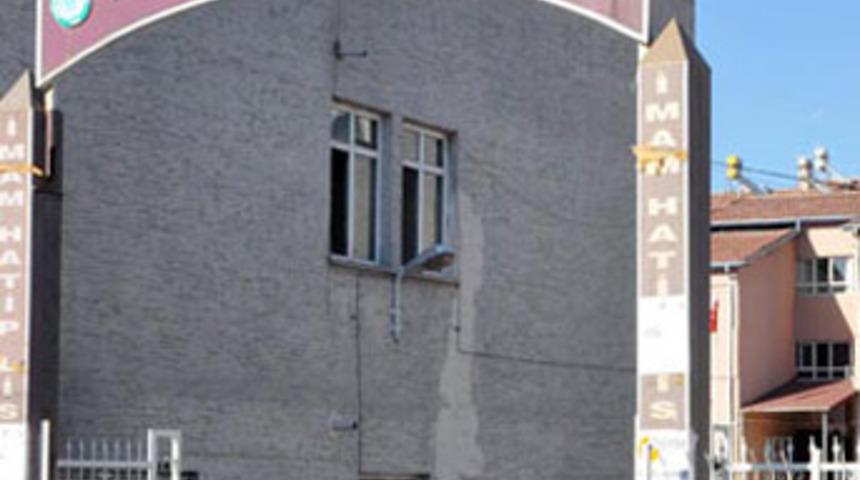 &Ouml;ğretmenini bı&ccedil;akladı