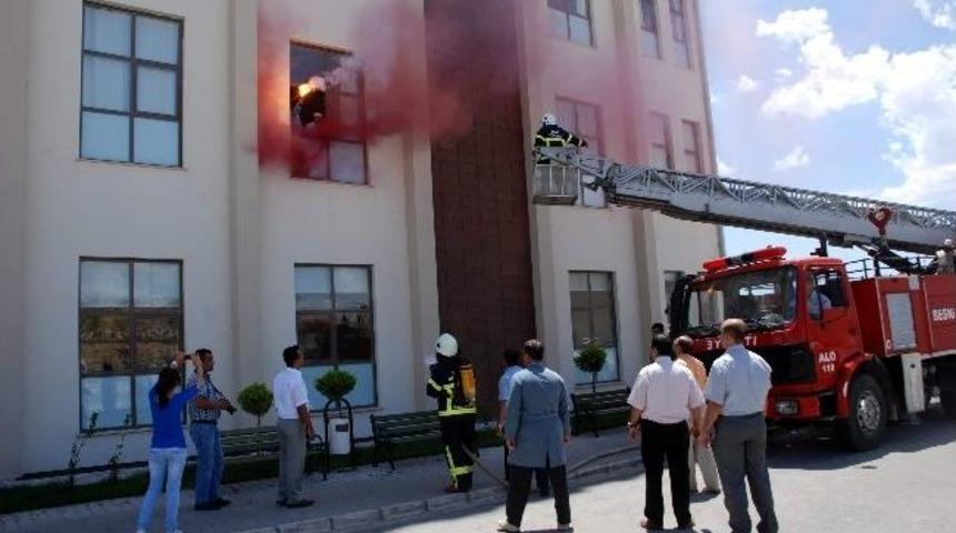 Besni Devlet Hastanesinde Yangın Tatbikatı