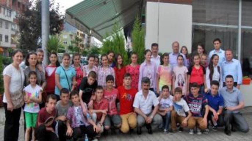 &Ouml;ğrencilere SBS &Ouml;ncesi Moral Yemeği Verildi