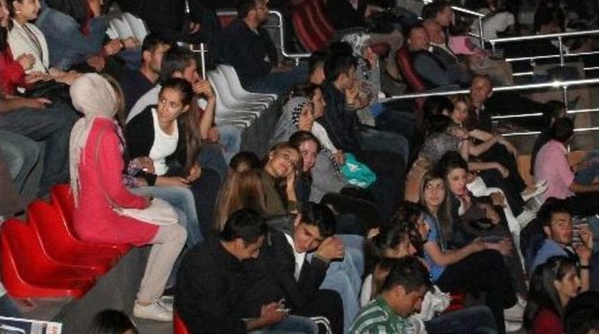 Ar&uuml;&rsquo;de Mezuniyet Coşkusu, Konser Ziyafetiyle Zirveye &Ccedil;ıktı