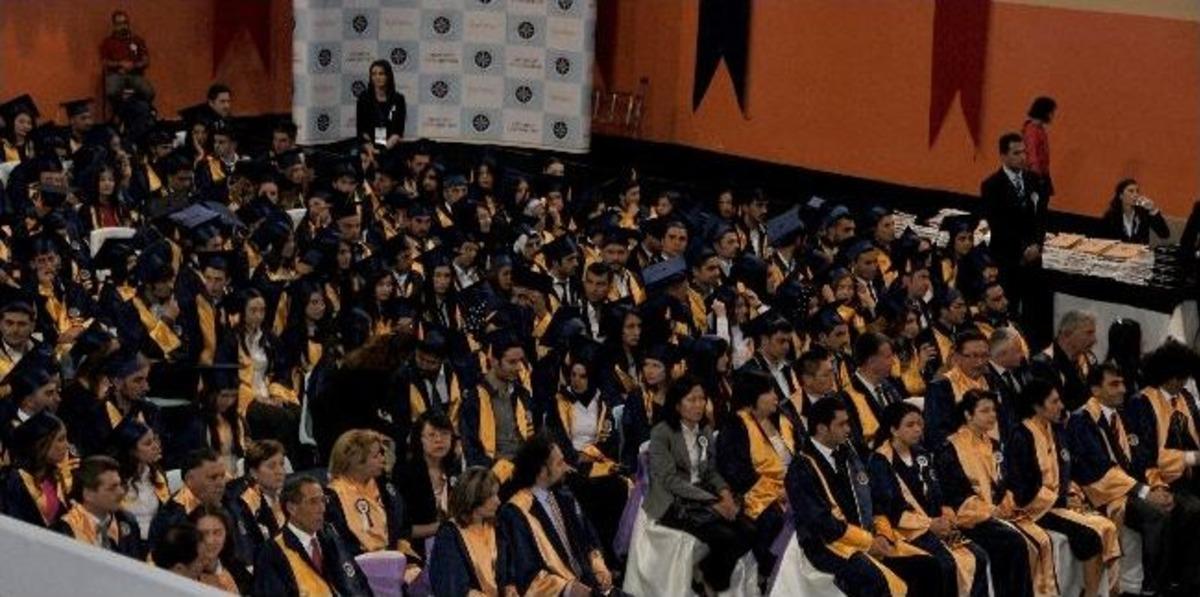 Ar&uuml;&rsquo;de Mezuniyet Coşkusu