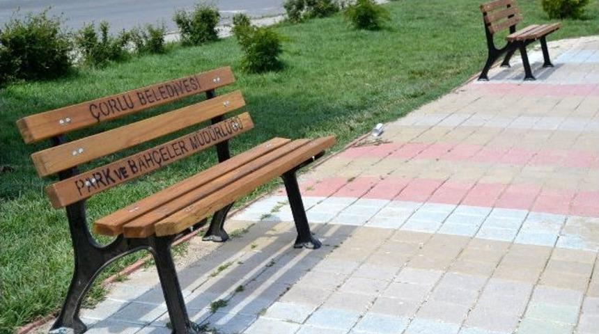 Yıldız Parka Oturma Bankları Konuldu
