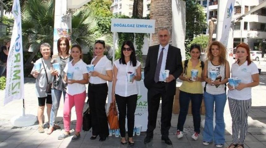 İzmirgaz &Ccedil;evre Haftası'nı &Ccedil;i&ccedil;ek Dağıtarak Kutladı