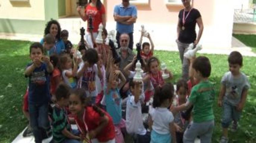 Sel&ccedil;uk'ta Satran&ccedil; &Ouml;ğrenen Miniklere Madalya Verildi