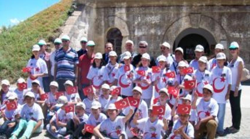 Vali &Ccedil;ınar Şehitliklerde Incelemelerde Bulundu