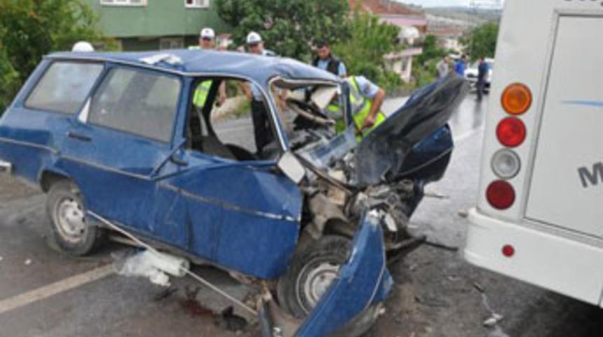 Minibüs ile otomobil çarpıştı; 2 ölü, 11 yaralı