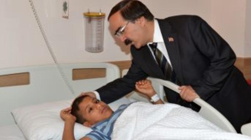 Vali, G&ouml;stericiler Tarafından K&ouml;pr&uuml;den Atıldığı Iddia Edilen &Ccedil;ocuğu Ziyaret Etti