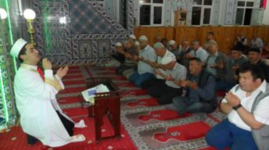 Mira&ccedil; Kandilinde  camiler doldu