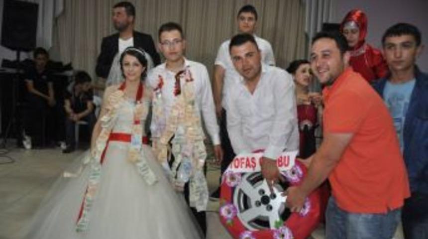 Damada altın yerine oto lastiği ve jant hediye ettiler