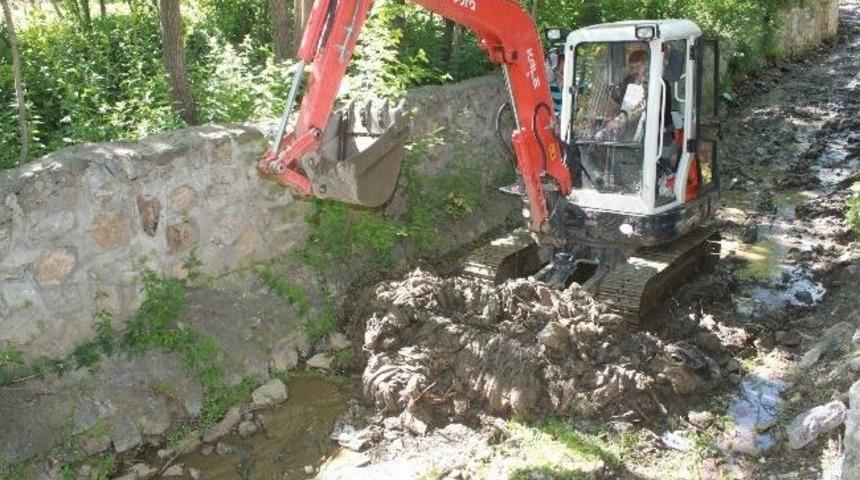 Belediye Dere Yataklarını Temizliyor