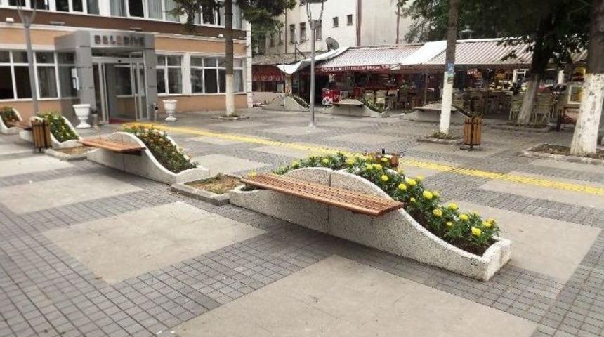 Belediye Önü Ve Afet Evlerinde Düzenlemeler Yapıldı