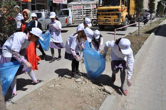 Hakkari’de Temizlik Yürüyüşü