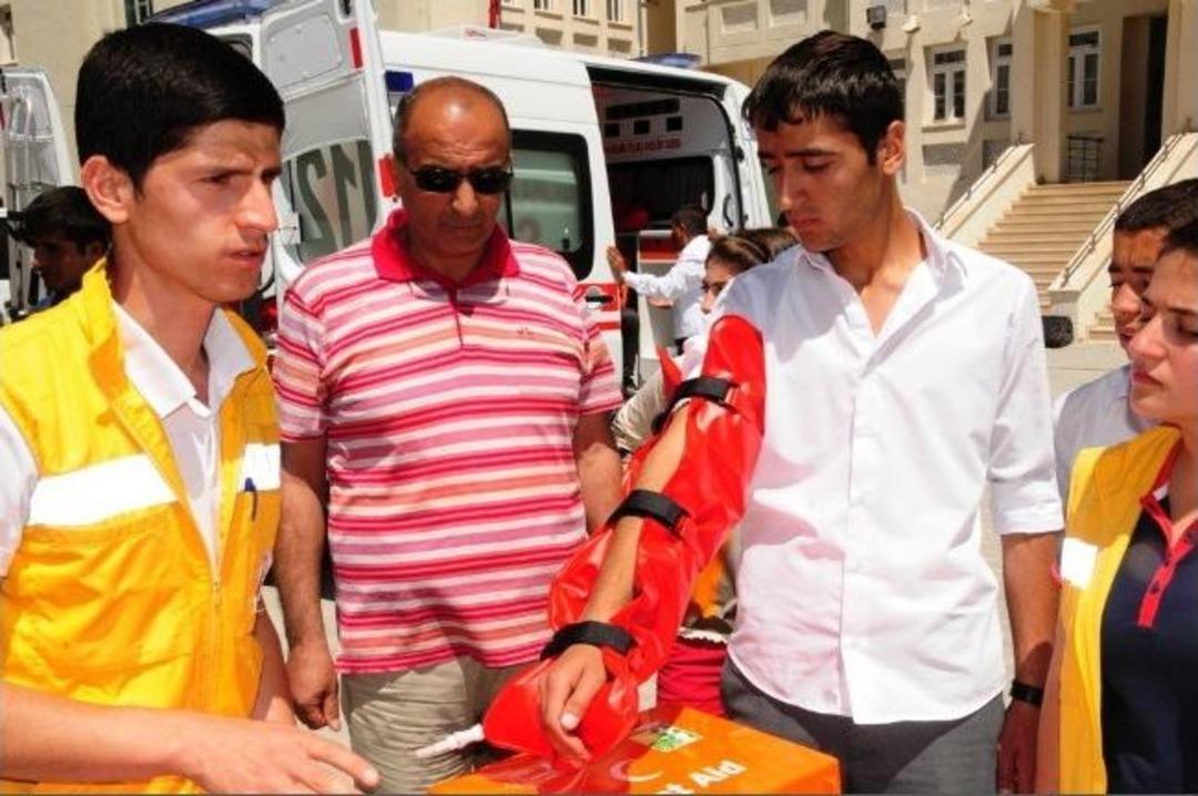 Sağlık Meslek Lisesi &Ouml;ğrencilerine Uygulamalı Sağlık Eğitimi