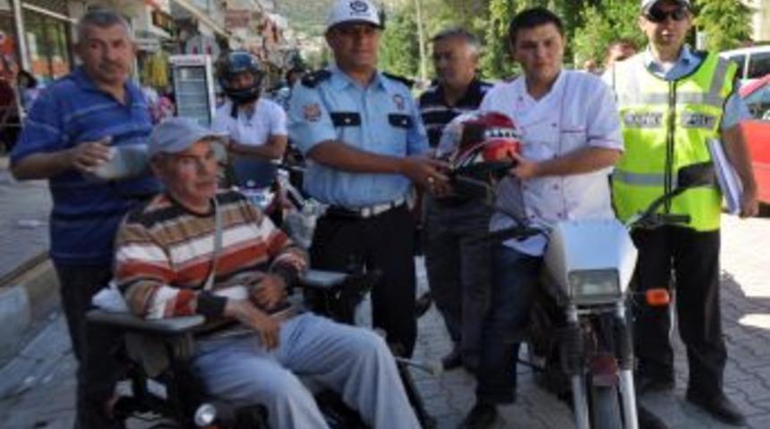 Motosiklet S&uuml;r&uuml;c&uuml;lerine &Uuml;cretsiz Kask Dağıtıldı