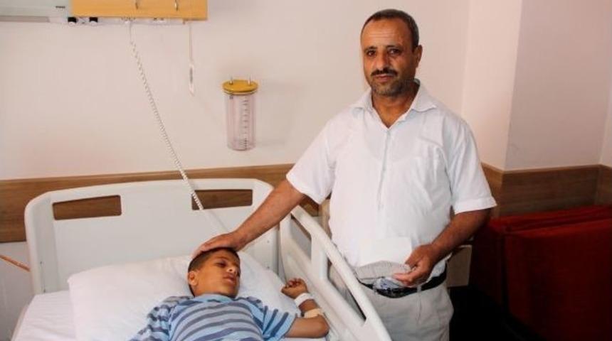 G&ouml;stericiler Atık Kağıt Toplayan &Ccedil;ocuğu K&ouml;pr&uuml;den Attı