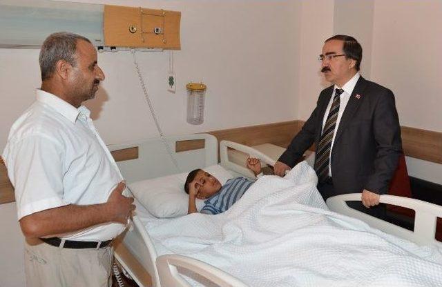 G&ouml;stericiler Atık Kağıt Toplayan &Ccedil;ocuğu K&ouml;pr&uuml;den Attı 1