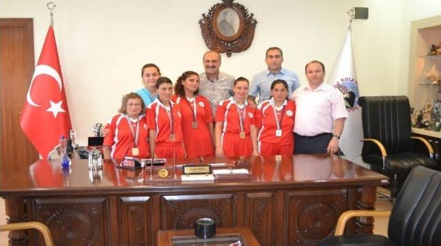 Şampiyonlar Başkan Aşkın&rsquo;ı Ziyaret Etti