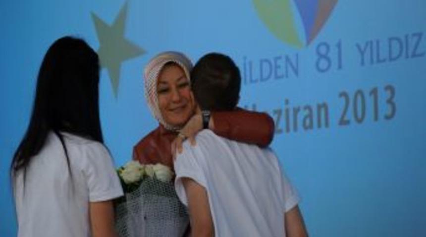 Hayr&uuml;nnisa G&uuml;l'&uuml;n D&ouml;rt Yıl &Ouml;nce Diktiği Fidan &Ccedil;i&ccedil;ek A&ccedil;tı, Meyve Vermeye Başladı