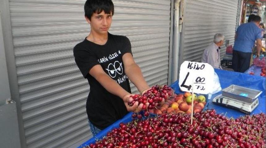 Kiraz &Ccedil;arşı Pazara İndi