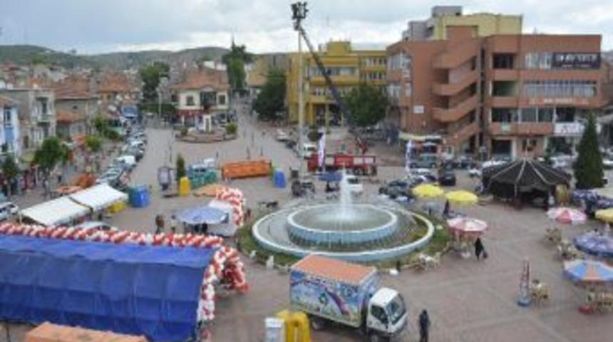 Cumhuriyet Meydanı Karanlıktan Kurtuluyor