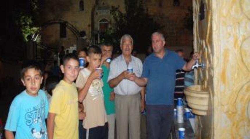 Kozan Belediyesi Vatandaşlara Bal Şerbeti Ikram Etti