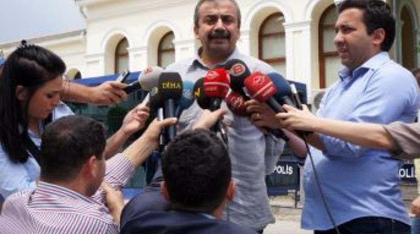 Sırrı S&uuml;reyya &Ouml;nder M&uuml;fettişlere Bilgi Veriyor