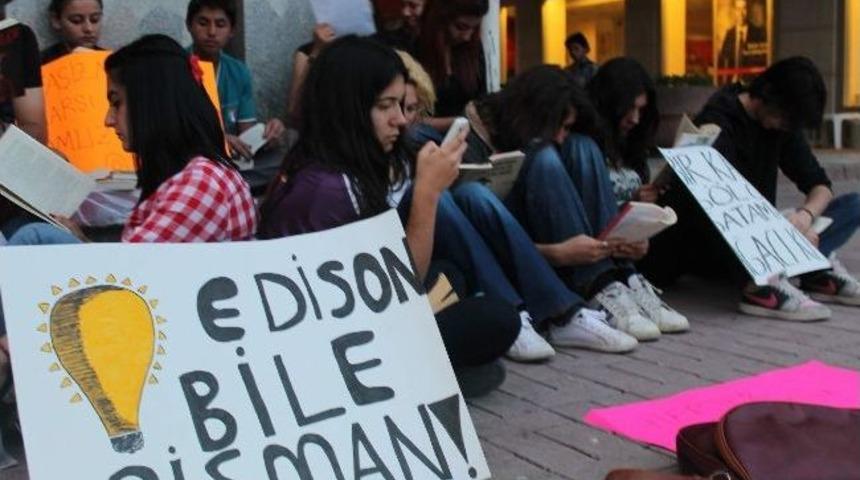 Kitap Okuyarak Eylemlere Destek Verdiler