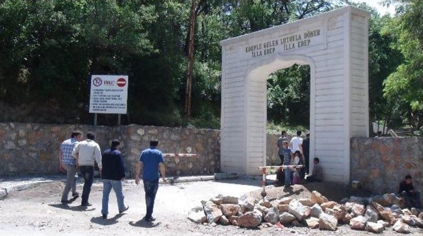 Gavs-i Hizan&rsquo;i Es Seyyyid Sibğetullah Arvasi Hazretlerinin T&uuml;rbesi Ziyaret&ccedil;i Akınına Uğruyor