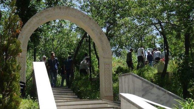 Gavs-i Hizan&rsquo;i Es Seyyyid Sibğetullah Arvasi Hazretlerinin T&uuml;rbesi Ziyaret&ccedil;i Akınına Uğruyor 1