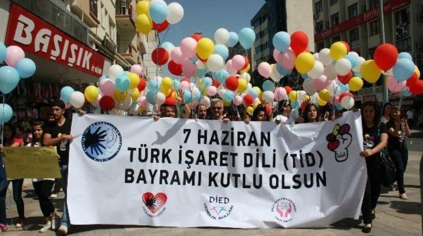 İşitme Engellilerden İşaret Diliyle Kutlama