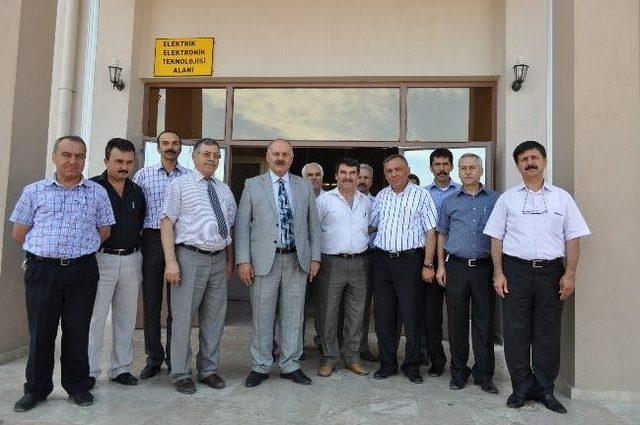 Eski Milletvekili&rsquo;nden Mezun Olduğu Okula Vefa 1