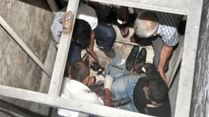 Eşya Taşırken Asans&ouml;r Boşluğuna D&uuml;şen Şahıs Yaralandı