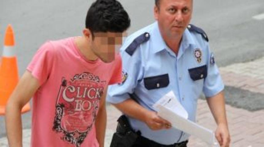 K&ouml;şe Yazarını Bı&ccedil;aklayan Gen&ccedil; Adliyeye Sevk Edildi