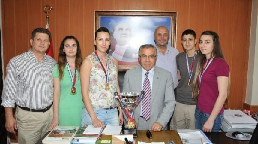 &Ccedil;&uuml;'n&uuml;n Şampiyon Basketbolcularından Arslan&rsquo;a Ziyaret