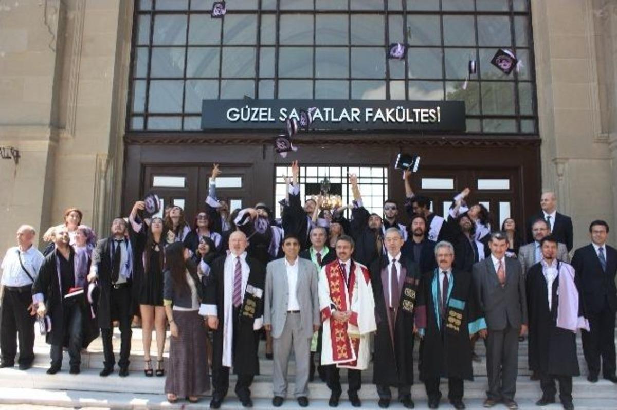 G&uuml;zel Sanatlar Fak&uuml;ltesi&rsquo;nde Mezuniyet Sevinci