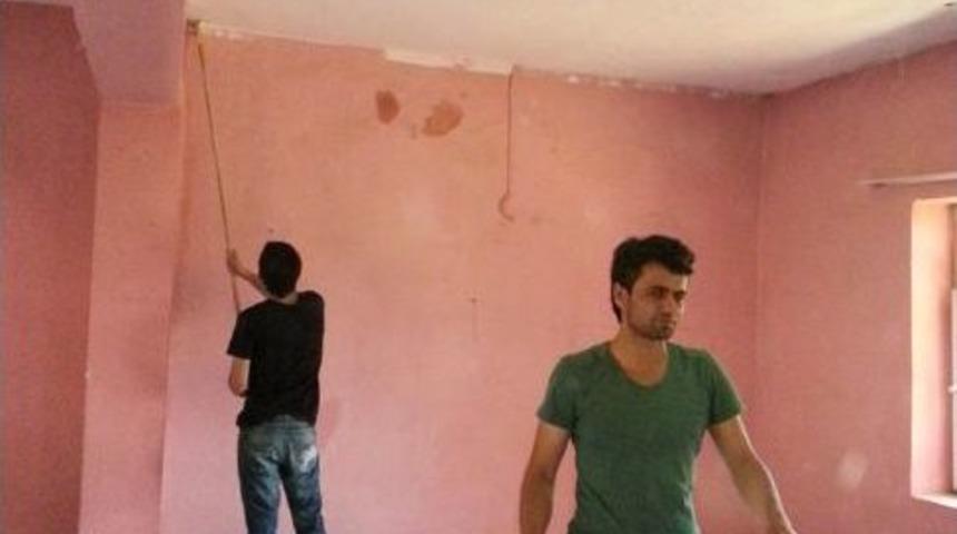 &Uuml;niversite &Ouml;ğrencilerinden K&ouml;y Okuluna Yardım