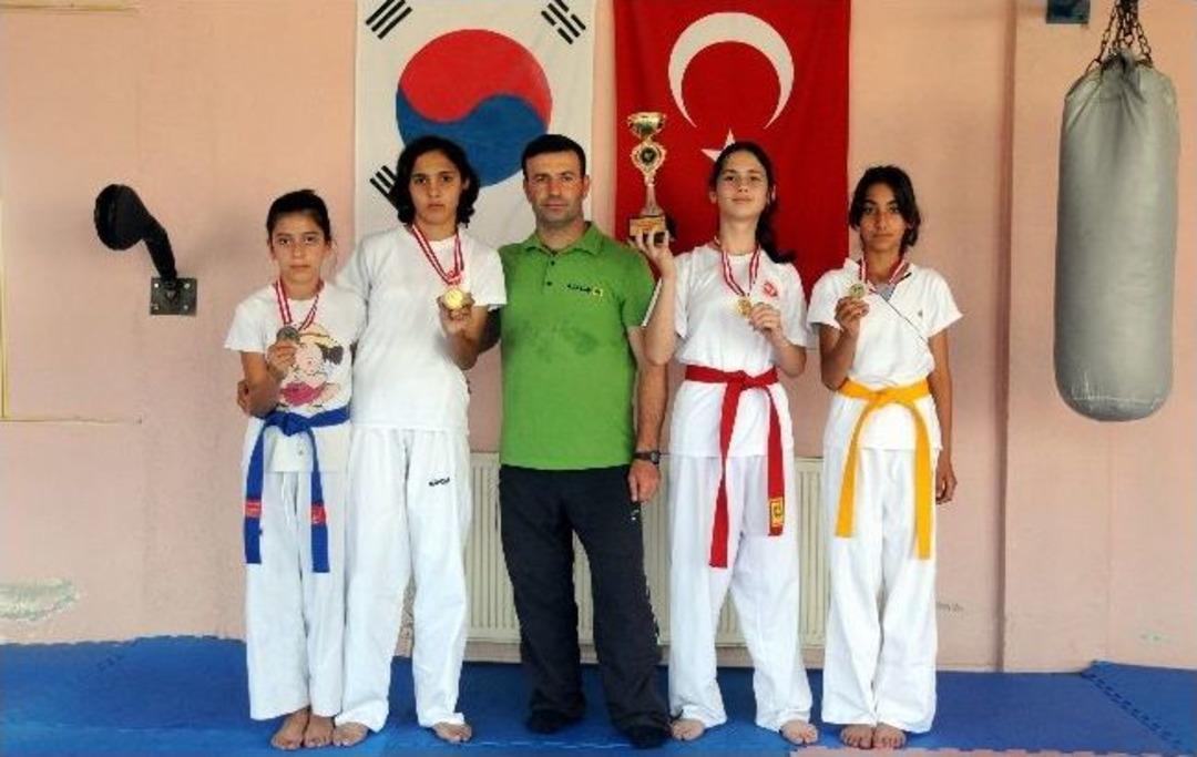 Aliağalı Tekvandoculardan &Ouml;d&uuml;l Yağmuru