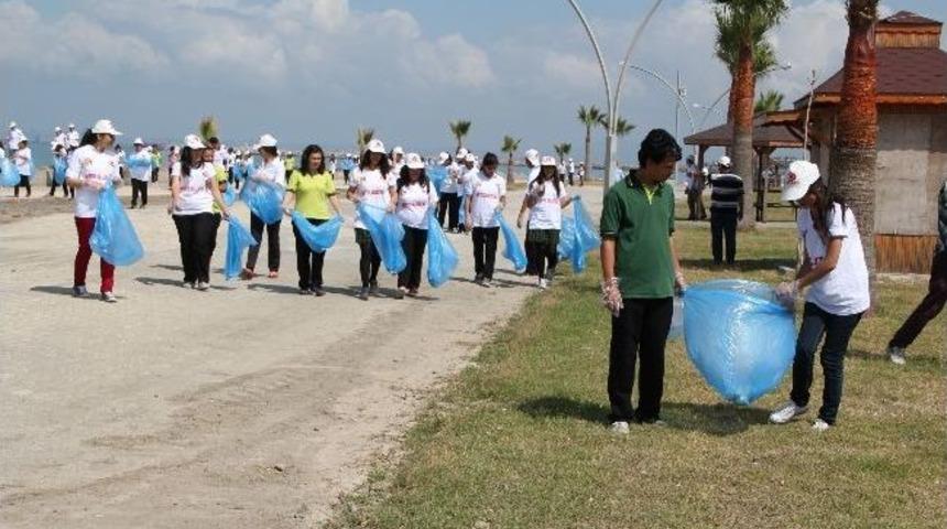 &Ccedil;evreci &Ouml;ğrenciler Sahilde &Ccedil;evre Temizliği Yaptı