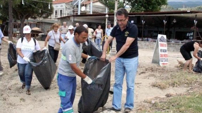 Parti Okulu Mensupları Plaj Temizliği Yaptı