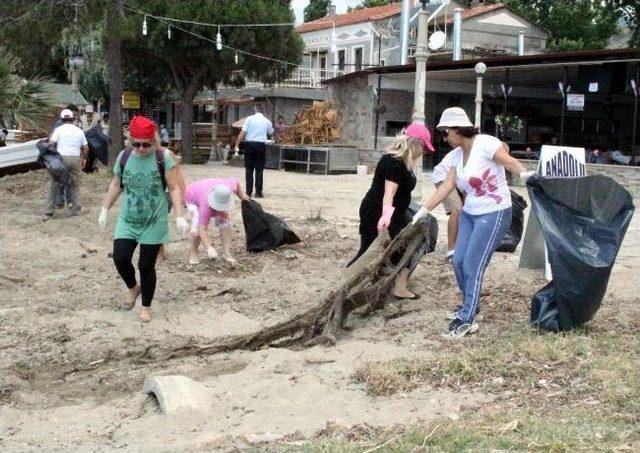 Parti Okulu Mensupları Plaj Temizliği Yaptı