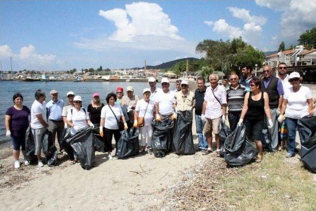 Parti Okulu Mensupları Plaj Temizliği Yaptı