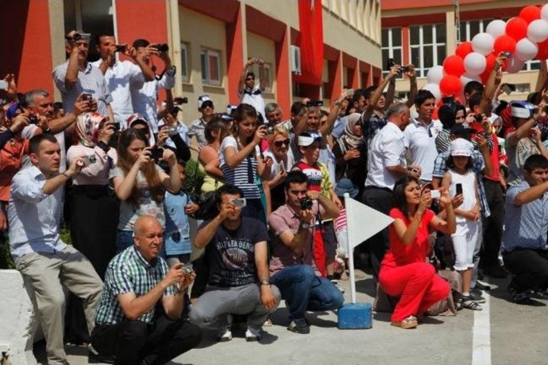 Mezuniyet T&ouml;renini Kaydetmek İsteyen Aileler Basın Ordusuna D&ouml;n&uuml;şt&uuml;
