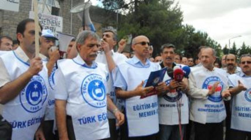 &Ouml;ğretmene şiddet protesto edildi