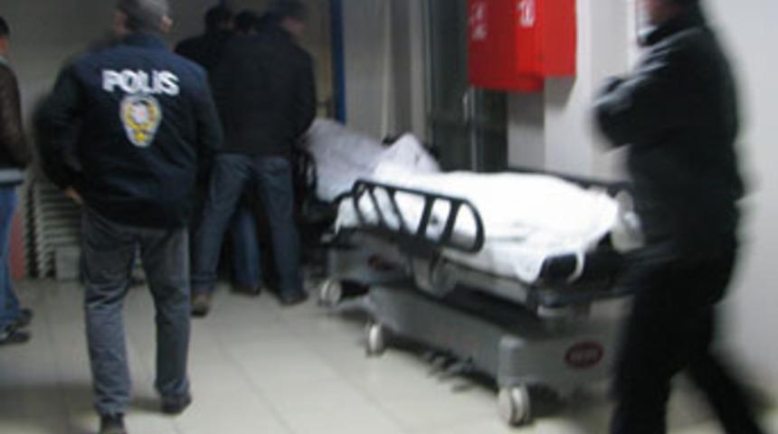 Bı&ccedil;akla boğazını keserek intihar etti