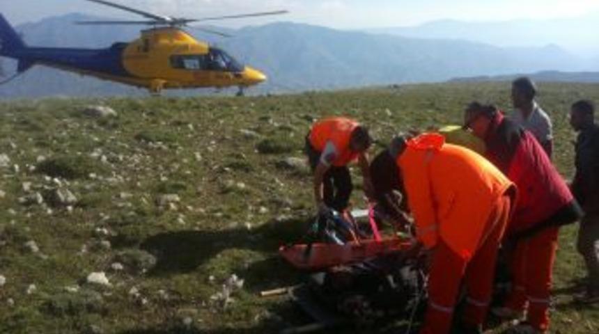 Yaylada &Uuml;zerine Yıldırım D&uuml;şen &Ccedil;oban Helikopterle Hastaneye Kaldırıldı