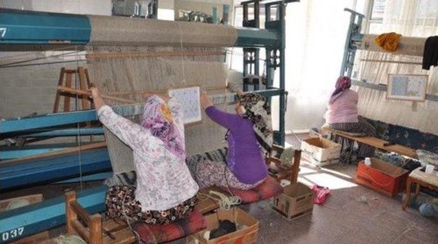 Salihli&rsquo;de Halı Kilim &Uuml;retimi Devam Ediyor