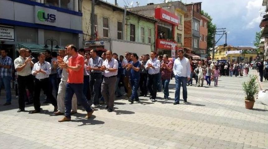 Okulları Değiştirilmek İstenen &Ouml;ğrencilerin Velileri Y&uuml;r&uuml;d&uuml;