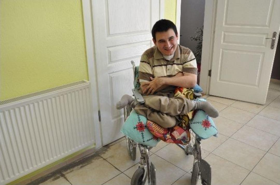 Nazilli'de Engelli &Uuml;mit Kaya, Ak&uuml;l&uuml; Aracına Kavuştu