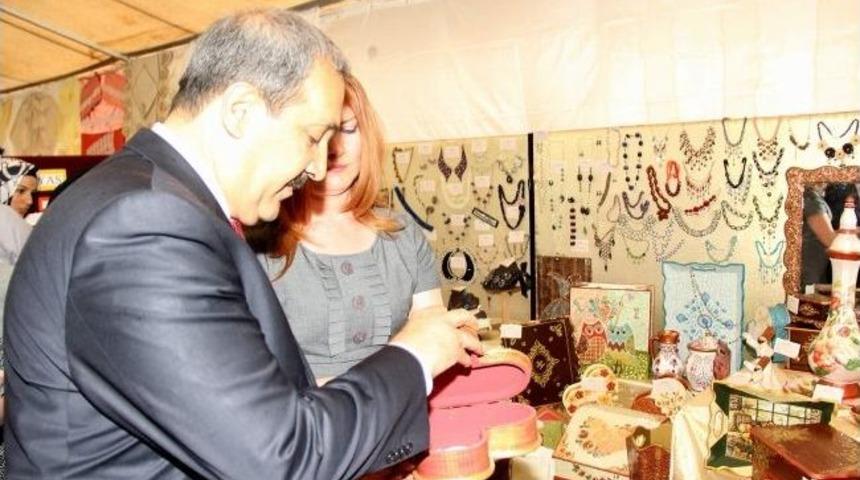 Hanımlar El Emeği G&ouml;z Nuru Eserlerini Sergiledi