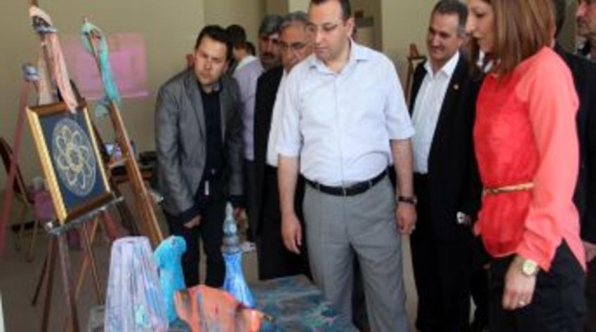 Oltu&rsquo;da A&ccedil;ılan Ebru Sergisi Gen&ccedil;lerin Ilgi Odağı Oldu